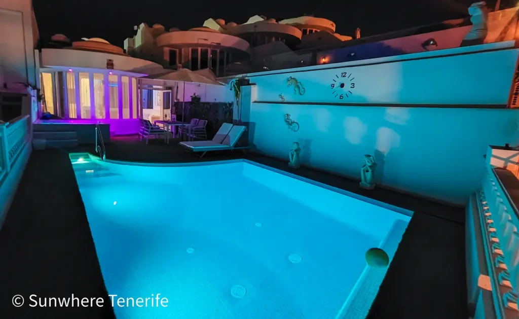 Sunwhere Tenerife - Apartments in Tenerife - Sunset Suite – Private Pool & Jacuzzi in Costa Adeje - Pool with lights