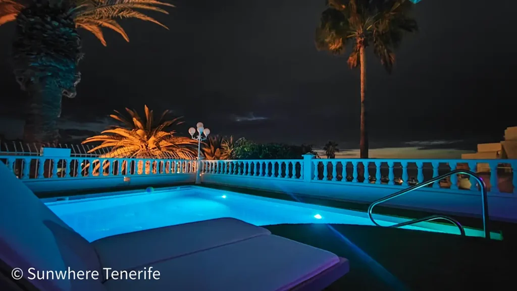 Sunwhere Tenerife - Apartments in Tenerife - Sunset Suite – Private Pool & Jacuzzi in Costa Adeje - Pool with lights